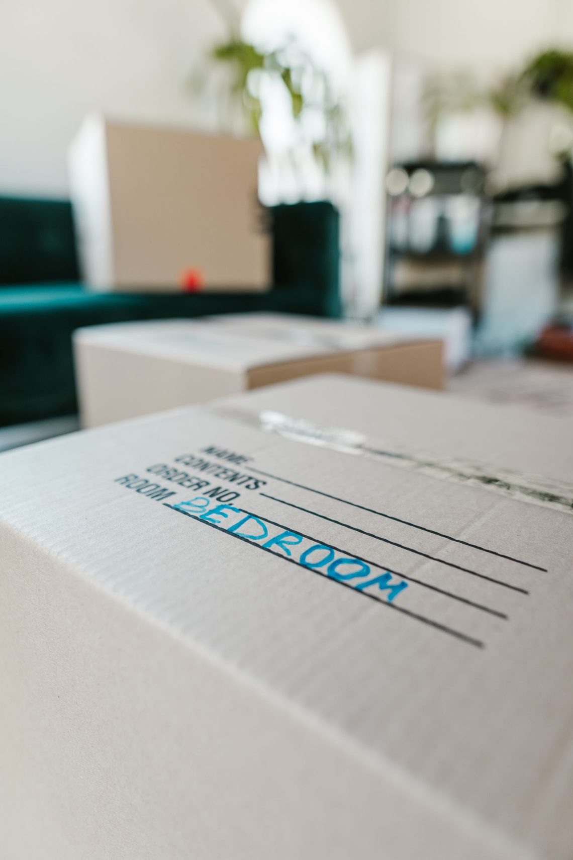 Kartonnen verhuisdoos met het label slaapkamer