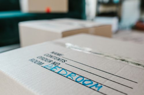 Kartonnen verhuisdoos met het label slaapkamer