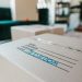 Kartonnen verhuisdoos met het label slaapkamer
